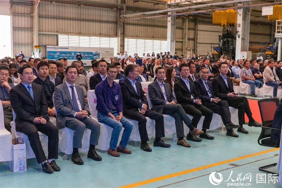 巴西米納斯吉拉斯州、波蘇阿雷格里市政府官員，徐工巴西制造的供應商、經(jīng)銷商、客戶伙伴和員工代表，以及在巴中資機構代表等200多人，出席了徐工巴西制造投產運營10周年暨第23456臺產品下線儀式。 人民網(wǎng) 威廉·科埃略·維亞納攝