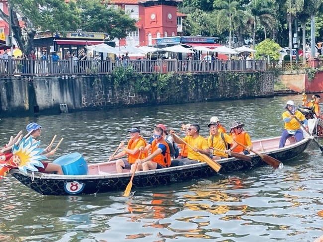 多元種族共同奮輯前進，體驗在馬六甲河劃龍舟，引來大批游客駐足圍觀。組委會供圖