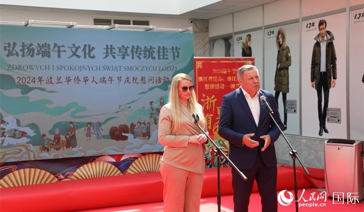 皮耶霍欽斯基（右）在活動上致辭。人民網(wǎng)記者 李增偉攝