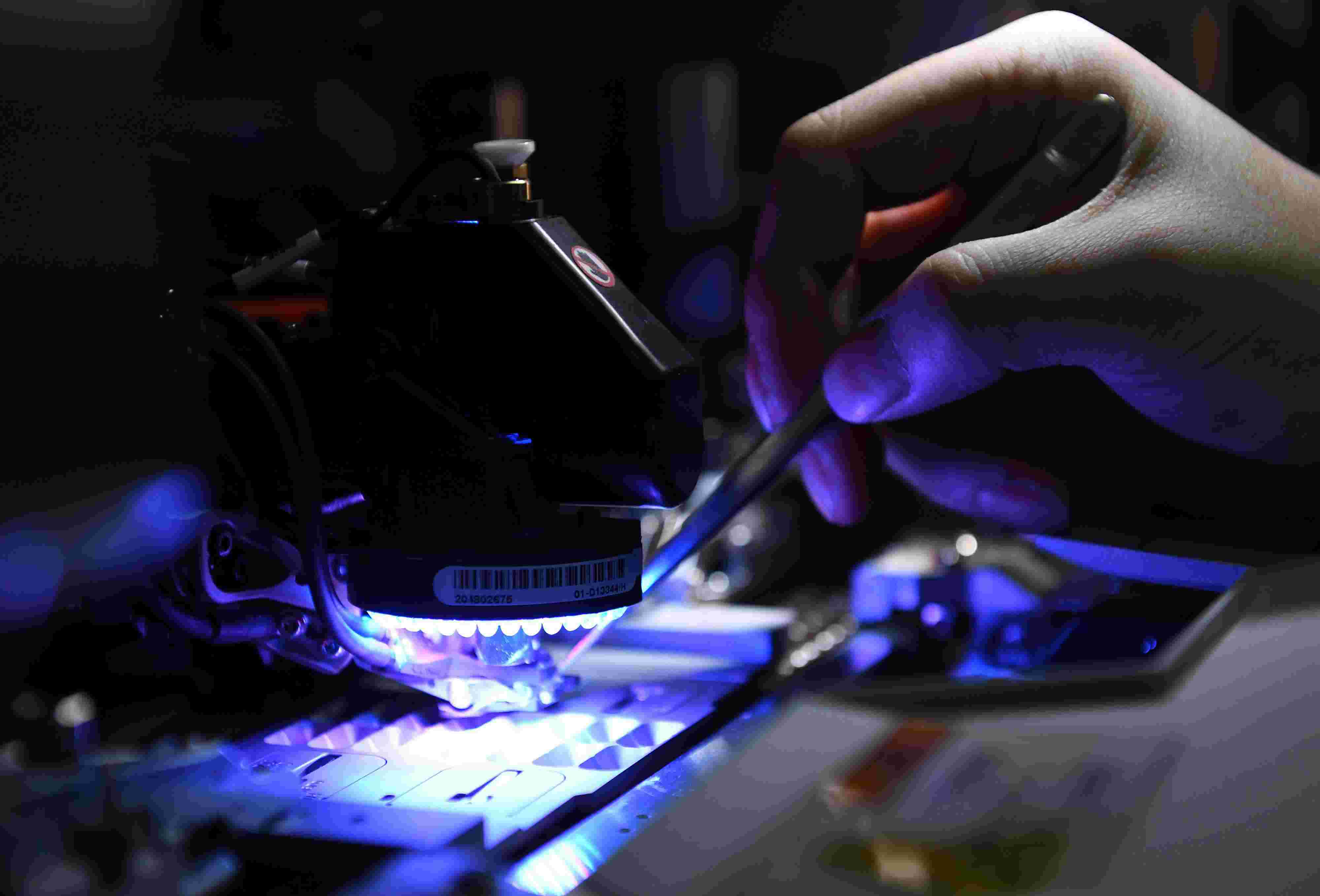 2021年4月24日，安徽馬鞍山，在經(jīng)開區(qū)安徽省東科半導體有限公司生產(chǎn)線上，工人正在生產(chǎn)芯片。