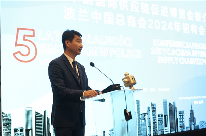 波蘭中國總商會會長胡新元致辭。
