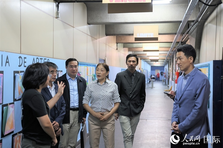 中國(guó)駐里約總領(lǐng)館商務(wù)參贊敬艷輝（右一）等嘉賓在里約孔院中方院長(zhǎng)孫艷萍（左一）帶領(lǐng)下，參觀薩繆爾·韋納公立學(xué)校的中文教室，了解該校中文教學(xué)軟硬件設(shè)施。人民網(wǎng)記者 時(shí)元皓攝