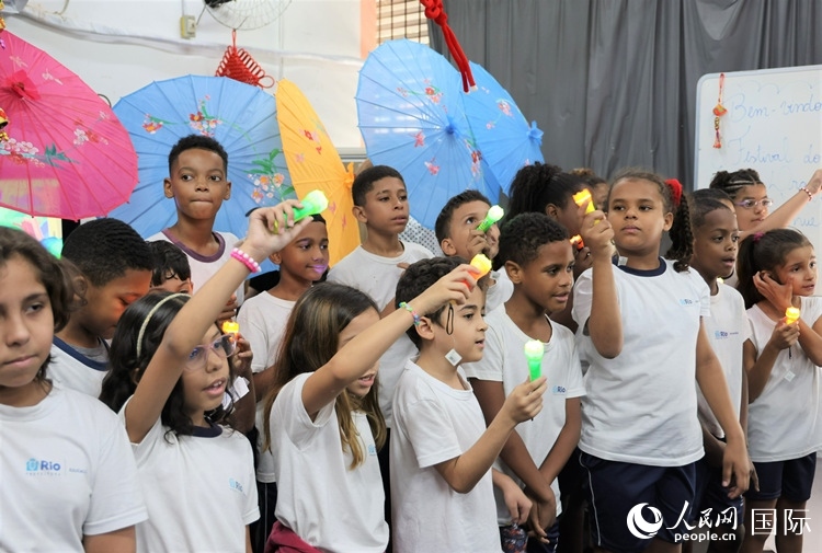 端午節(jié)活動(dòng)在里約薩繆爾·韋納公立學(xué)校舉辦，該校師生合唱中文歌曲。 人民網(wǎng)記者 時(shí)元皓攝