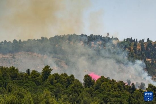6月12日，以色列北部加利利地區(qū)遭受火箭彈襲擊后冒出滾滾濃煙。新華社發(fā)（阿亞爾·馬戈林?jǐn)z/基尼圖片社）