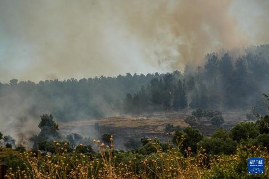  6月12日，以色列北部加利利地區(qū)遭受火箭彈襲擊后冒出滾滾濃煙。新華社發(fā)（阿亞爾·馬戈林?jǐn)z/基尼圖片社）