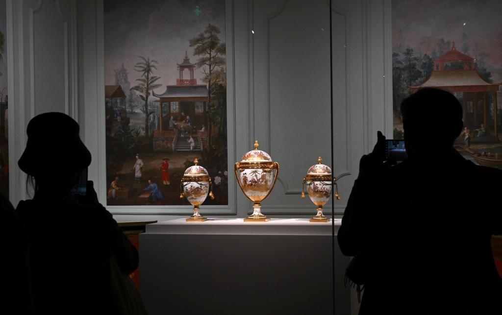 4月1日，觀眾在北京故宮參觀“紫禁城與凡爾賽宮——17、18世紀(jì)的中法交往”展覽。新華社記者金良快攝