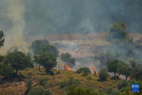 6月12日，以色列北部加利利地區(qū)遭受火箭彈襲擊后冒出滾滾濃煙。新華社發(fā)（阿亞爾·馬戈林?jǐn)z/基尼圖片社）