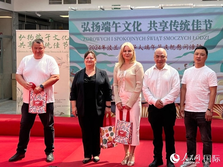 向波蘭友人發(fā)放端午節(jié)慰問品。人民網(wǎng)記者 李增偉攝