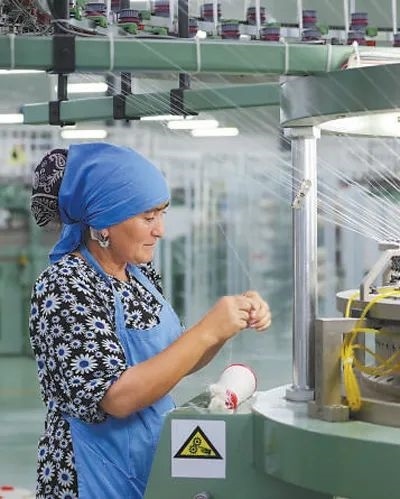 在針織毛坯車間，當(dāng)?shù)毓と苏诮泳€。胡澤曦攝