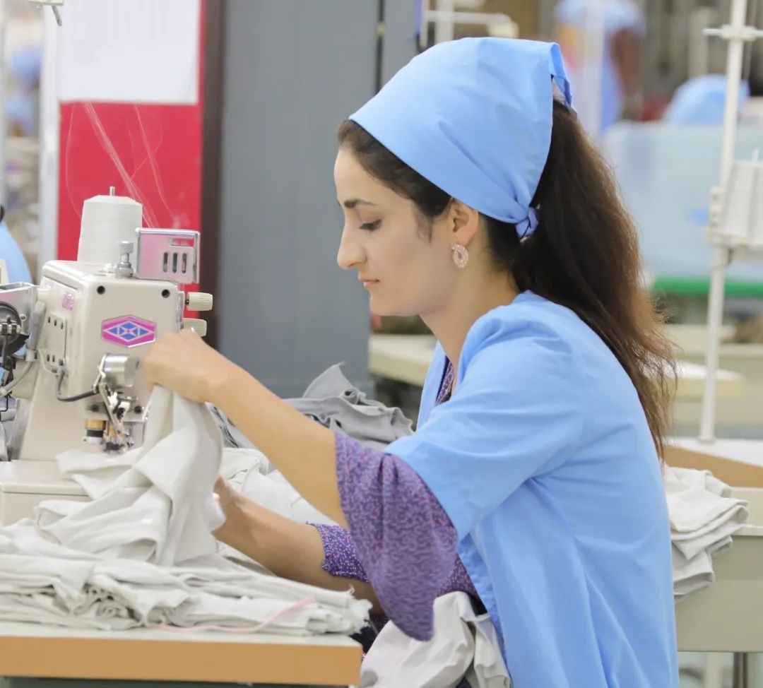 當(dāng)?shù)毓と苏谶M(jìn)行成衣縫紉。胡澤曦攝