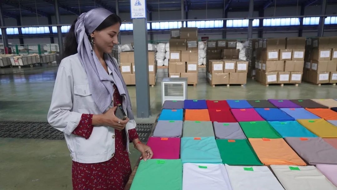 當(dāng)?shù)毓と苏跈z驗(yàn)成品。曲頌攝