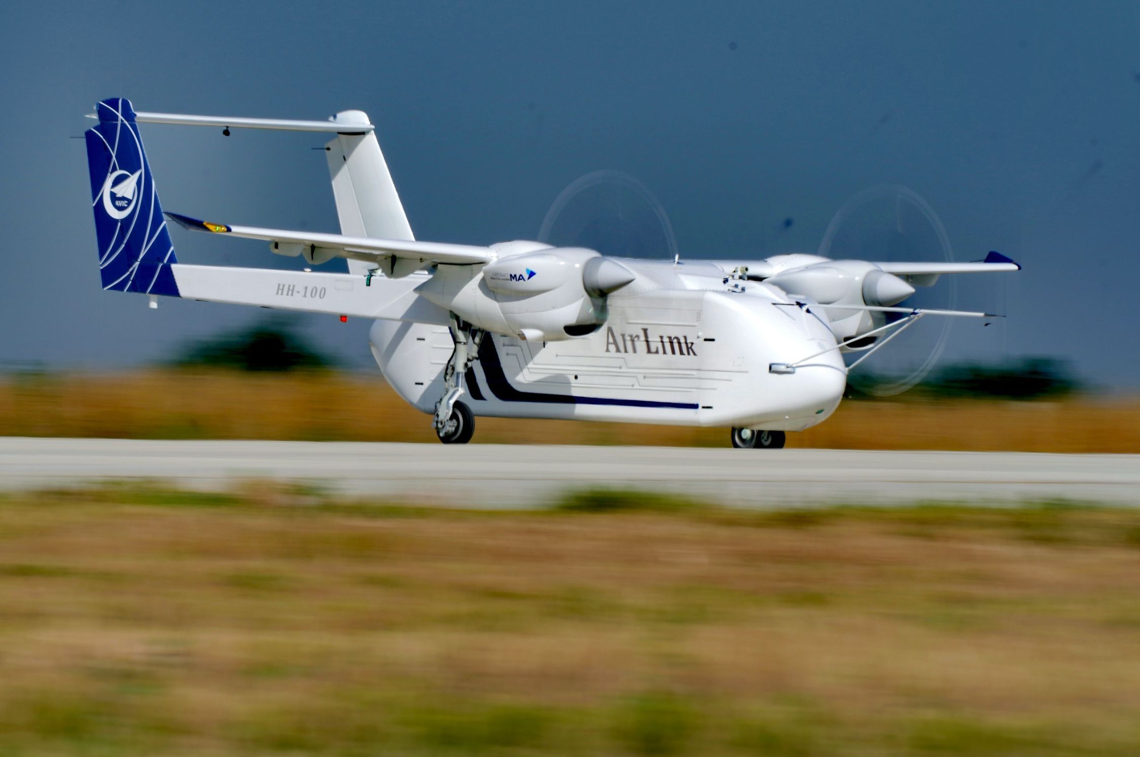 △2024年6月12日，HH-100航空商用無人運(yùn)輸系統(tǒng)驗(yàn)證機(jī)在西安藍(lán)田通用機(jī)場首飛成功。