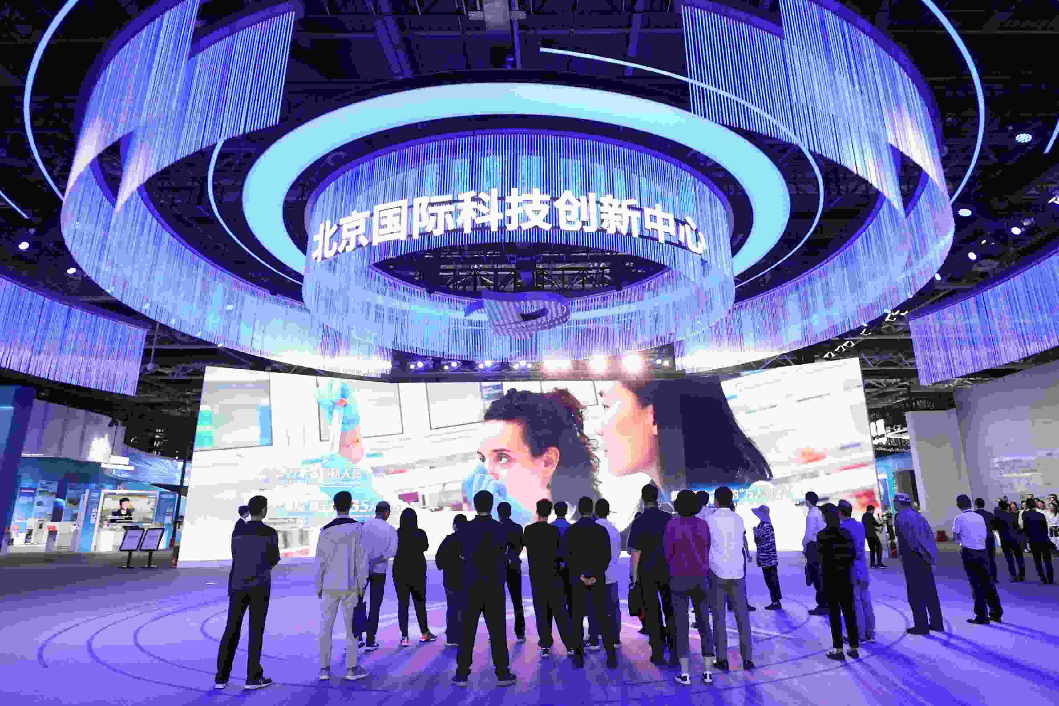 △2024年5月11日，觀眾在中關(guān)村展示中心觀看科技創(chuàng)新宣傳片。