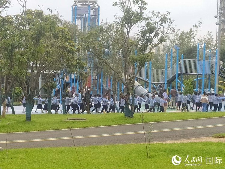 當(dāng)?shù)貎和诠珗@做游戲。人民網(wǎng)記者 黃培昭攝