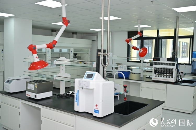 援緬甸國(guó)家疾控中心實(shí)驗(yàn)室內(nèi)。人民網(wǎng)記者 謝佳君攝