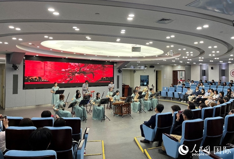 北京第二外國語學(xué)院學(xué)生帶來民樂表演。人民網(wǎng)記者 陳思攝
