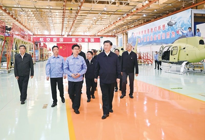 2023年10月10日至13日，中共中央總書記、國家主席、中央軍委主席習(xí)近平在江西考察。這是11日上午，習(xí)近平在景德鎮(zhèn)市昌河飛機(jī)工業(yè)（集團(tuán)）有限公司考察。 新華社記者 燕雁/攝