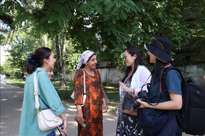 人民日報記者和塔方記者在進行交流。顏歡攝