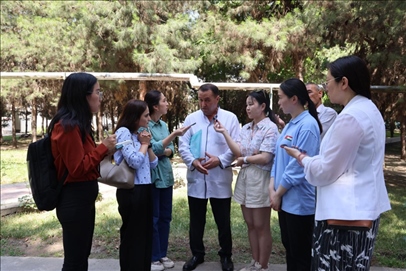 聯合采訪團隊在采訪塔吉克斯坦中央眼科醫(yī)院副院長馬爾索羅夫·薩爾杜洛。胡澤曦攝