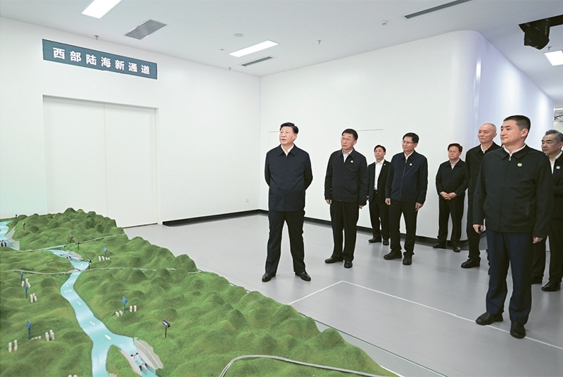 2023年12月14日至15日，中共中央總書記、國家主席、中央軍委主席習(xí)近平在廣西考察。這是14日上午，習(xí)近平在南寧市考察中國—東盟信息港股份有限公司，結(jié)合平陸運(yùn)河沙盤聽取西部陸海新通道骨干工程建設(shè)匯報。 新華社記者 謝環(huán)馳/攝