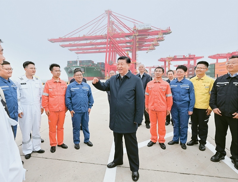 2024年5月22日至24日，中共中央總書記、國家主席、中央軍委主席習(xí)近平在山東考察。這是22日下午，習(xí)近平在日照港親切慰問港口科技工作者、運(yùn)營人員、航運(yùn)人員。 新華社記者 謝環(huán)馳/攝