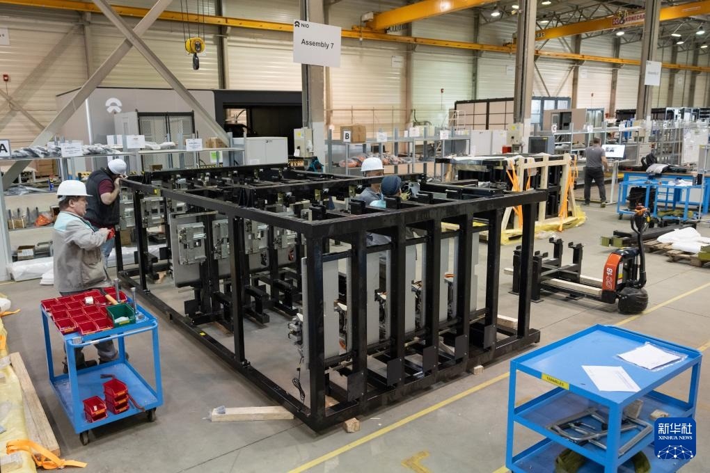 2024年1月26日，在匈牙利比奧托爾巴吉，員工在蔚來能源歐洲工廠工作。新華社發(fā)（弗爾季·奧蒂洛 攝）
