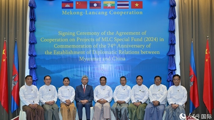 中國駐緬甸大使陳海（左四）與緬方執(zhí)行部委部長合影。人民網(wǎng)記者 謝佳君攝