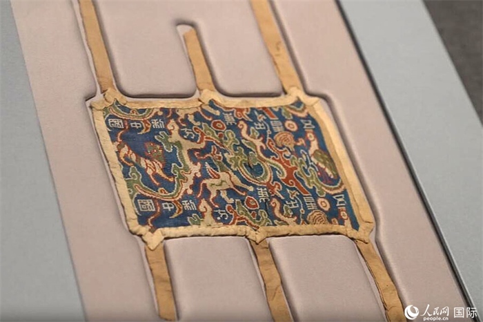 “五星出東方利中國”織錦護(hù)臂。人民網(wǎng)記者 張麗婭攝