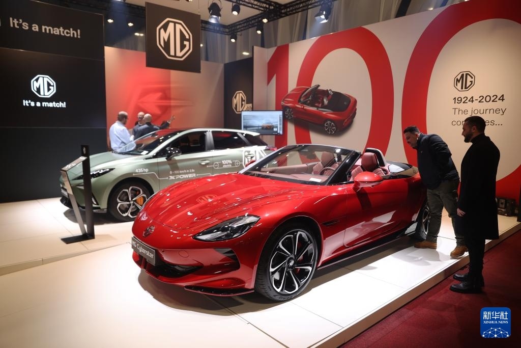 2024年1月17日，人們在比利時布魯塞爾舉辦的2024布魯塞爾汽車展上參觀上汽名爵電動汽車。新華社記者 趙丁喆 攝