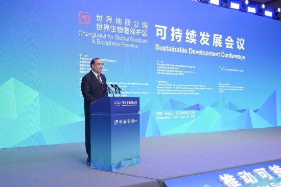  6月15日，聯(lián)合國(guó)教科文組織東亞地區(qū)辦事處主任夏澤翰在“長(zhǎng)白山·世界地質(zhì)公園、世界生物圈保護(hù)區(qū)可持續(xù)發(fā)展會(huì)議”上做主旨演講。新華社發(fā)