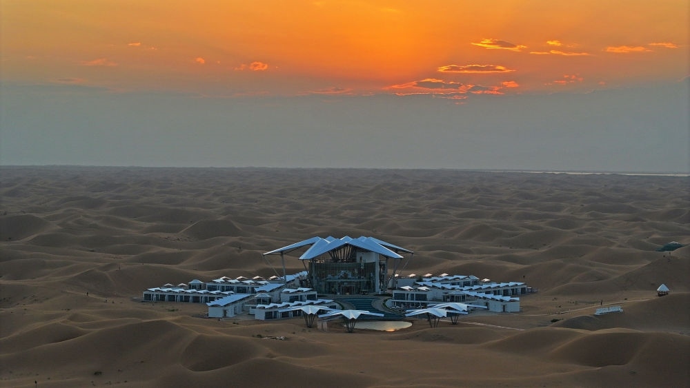 這是位于寧夏中衛(wèi)市沙坡頭景區(qū)的星星酒店（2023年9月6日攝，無人機(jī)照片）。新華社記者 王鵬 攝