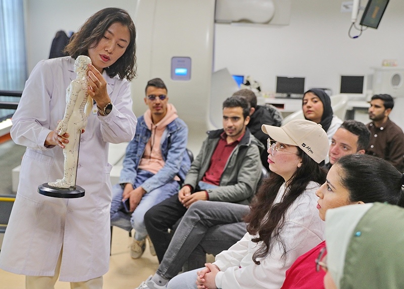 2023年4月19日，河北省秦皇島市中醫(yī)醫(yī)院醫(yī)務(wù)工作者為燕山大學(xué)外國留學(xué)生講解中醫(yī)經(jīng)絡(luò)知識。