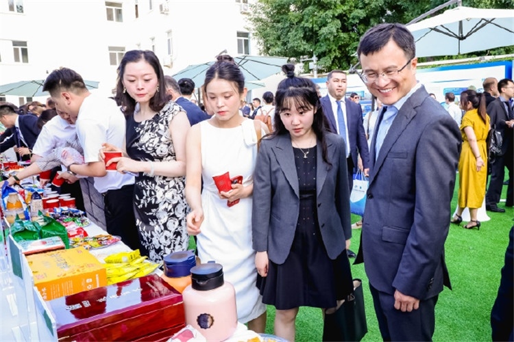 與會嘉賓參觀品鑒上合組織農(nóng)業(yè)基地特產(chǎn)。主辦方供圖