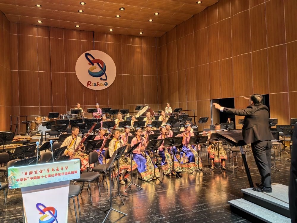 5月4日，來(lái)自果洛西寧民族中學(xué)的果洛州青少年管樂(lè)團(tuán)在山東省日照市演出。