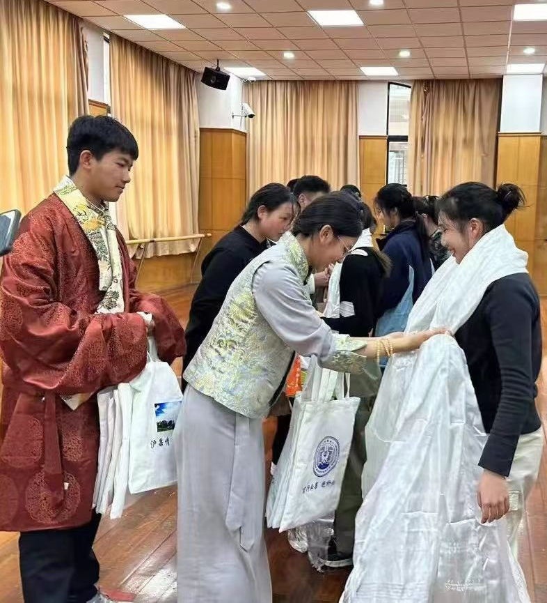 2024年1月18日，在上海市大同中學(xué)，果洛西寧民族中學(xué)學(xué)生給上海大同中學(xué)師生獻(xiàn)哈達(dá)。新華社發(fā)（果洛州教育局供圖）