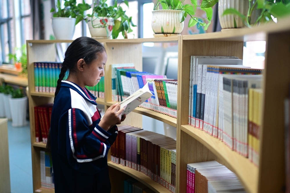 6月18日，果洛西寧民族中學(xué)學(xué)生尼東拉毛在圖書(shū)室看書(shū)。