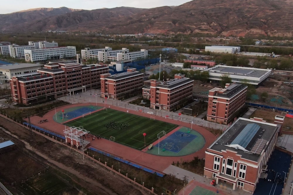 2021年4月28日拍攝的果洛西寧民族中學(xué)（無人機(jī)照片）。