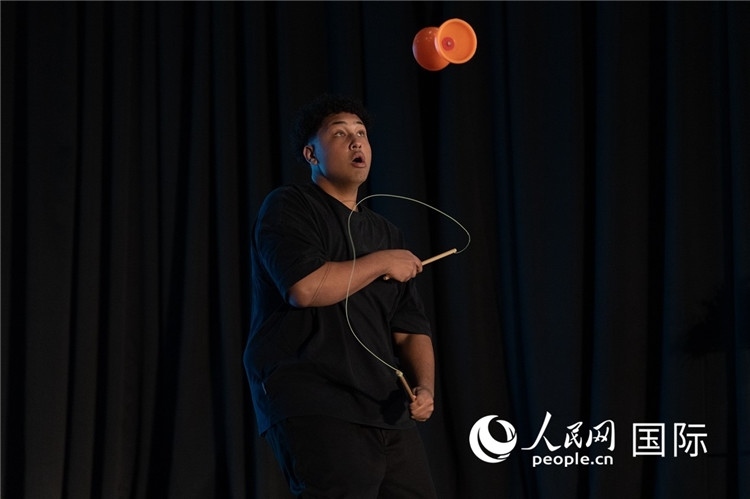 參賽選手表演的抖空竹如行云流水。人民日報非洲中心分社 希拉茲·莫林?jǐn)z