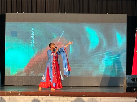 一等獎獲得者彩翼進行才藝表。（圖片來源：孔子課堂）