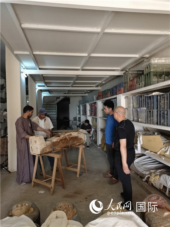 圖為中埃薩卡拉新出土文物數(shù)字化調(diào)查與研究項(xiàng)目團(tuán)隊(duì)在工作現(xiàn)場(chǎng)。