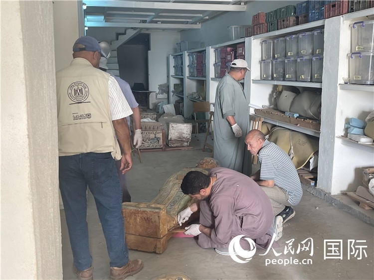 圖為中埃薩卡拉新出土文物數(shù)字化調(diào)查與研究項(xiàng)目團(tuán)隊(duì)在工作現(xiàn)場(chǎng)。薛江攝