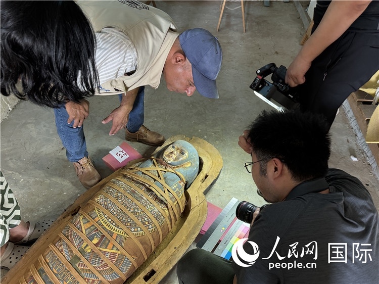 圖為中埃薩卡拉新出土文物數(shù)字化調(diào)查與研究項(xiàng)目團(tuán)隊(duì)在工作現(xiàn)場(chǎng)。薛江攝