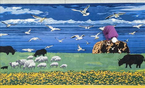 在青海省西寧市圣源地毯集團(tuán)有限公司生產(chǎn)車間，操作工檢查毯面、拔花刺（2023年2月4日攝）。新華社記者 才揚(yáng) 攝