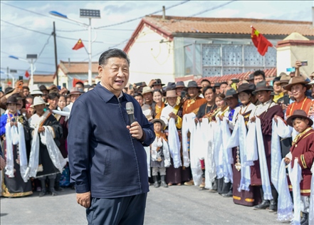 2021年6月7日至9日，習(xí)近平總書記在青?？疾臁＿@是8日下午，習(xí)近平在海北藏族自治州剛察縣沙柳河鎮(zhèn)果洛藏貢麻村考察時(shí)，同村民們親切交流。新華社記者 謝環(huán)馳 攝