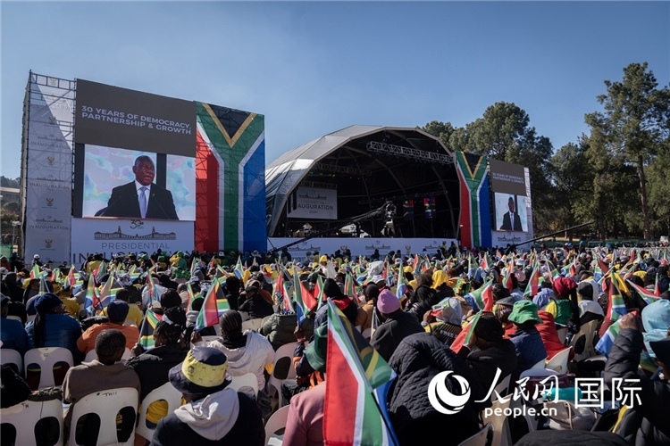 南非民眾觀看拉馬福薩總統(tǒng)就職演說。 人民日報(bào)非洲中心分社 希拉茲·莫林?jǐn)z
