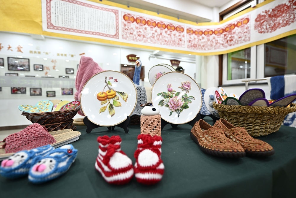 長城花園社區(qū)居民制作的手工藝品（6月19日攝）。