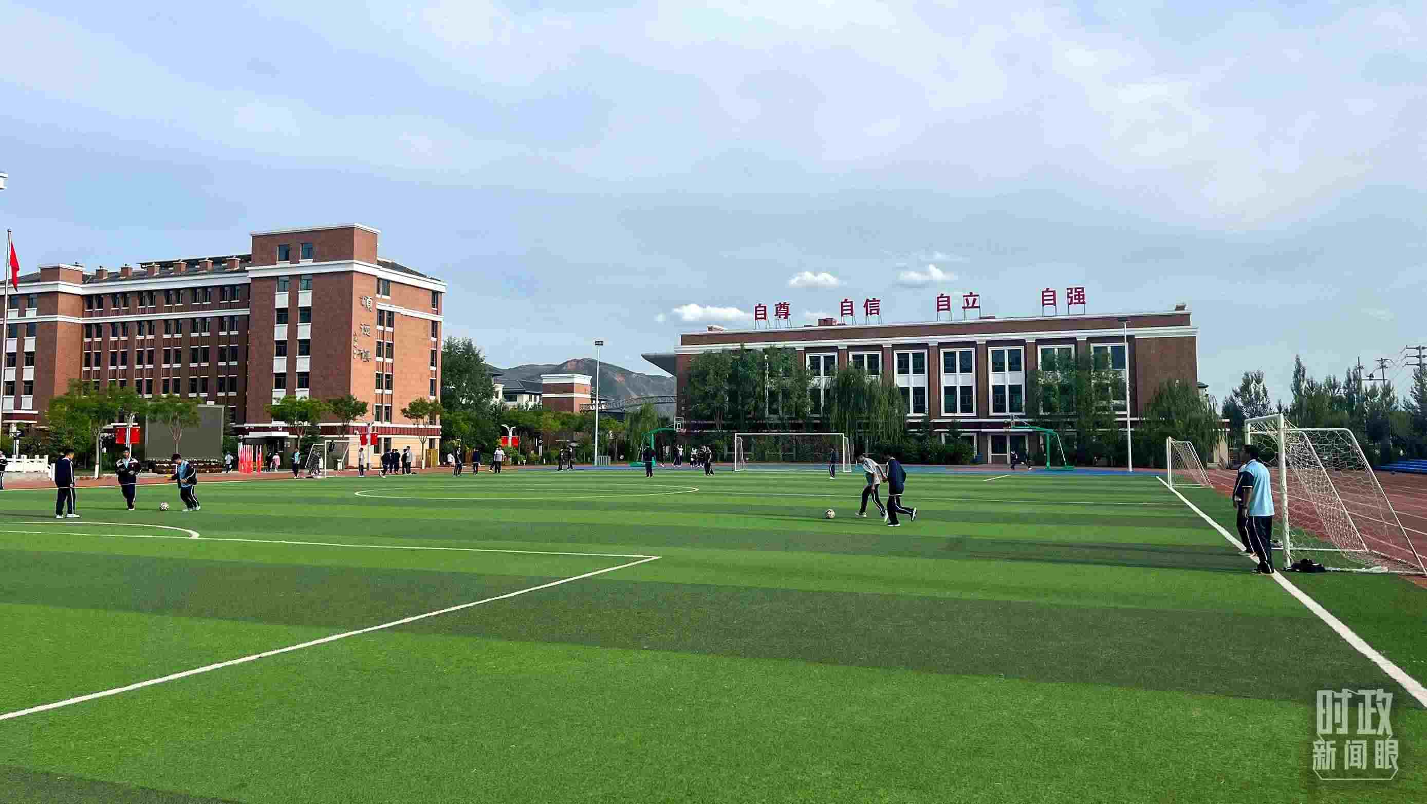 △果洛西寧民族中學(xué)。（總臺(tái)央視記者楊波、楊新禹拍攝）