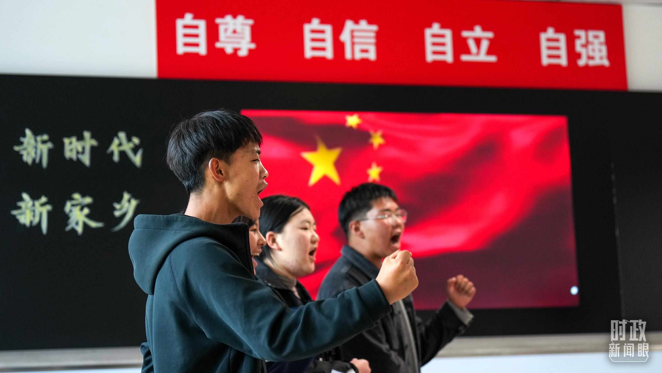 △果洛西寧民族中學(xué)高一（1）班的“新時(shí)代、新家鄉(xiāng)”主題思政課。（總臺(tái)央視記者許永松、國(guó)廣記者李晉拍攝）