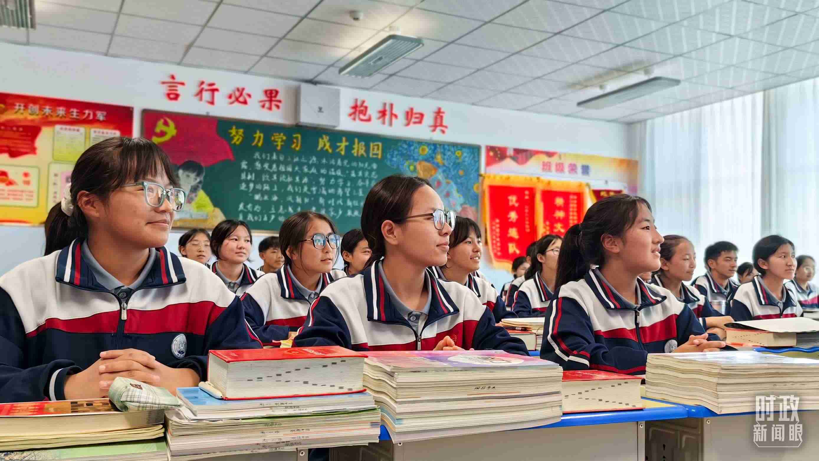 △果洛西寧民族中學(xué)高一（1）班的“新時(shí)代、新家鄉(xiāng)”主題思政課。（總臺(tái)央視記者段德文拍攝）