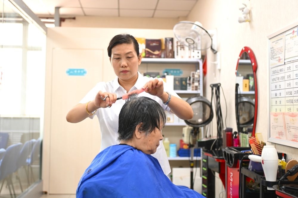 6月20日，長城花園社區(qū)的志愿者為居民理發(fā)。